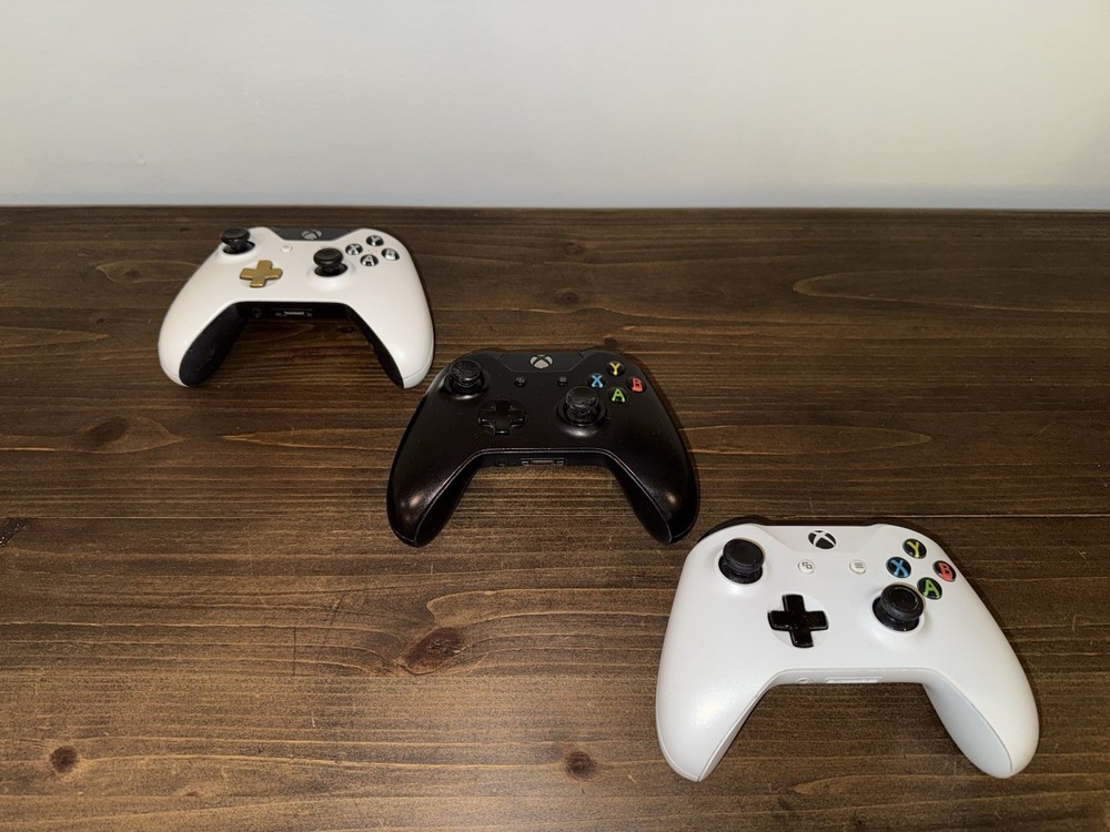 X box One S + 3 Working Controllers + 12 Games !