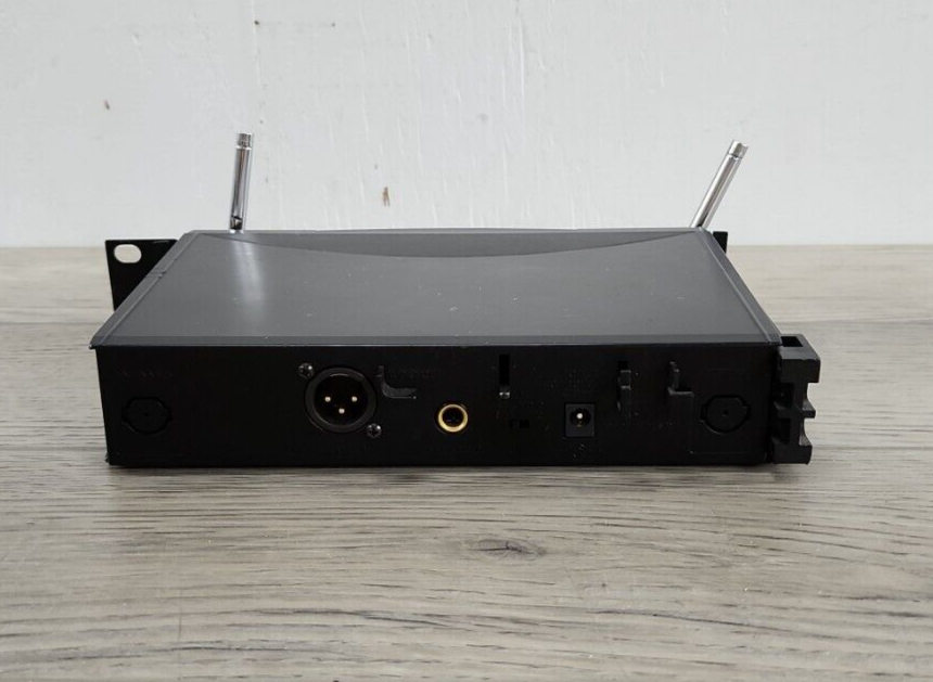 AKG Platnum Series Wireless Receiver Model WR2000 Bundle Pro Audio Equip Tested