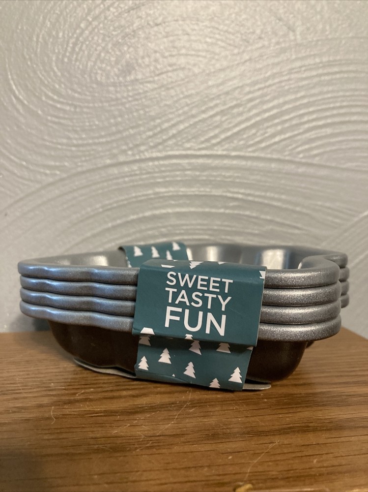 Cuisinart 4-PC MINI CHRISTMAS TREE PANS SET