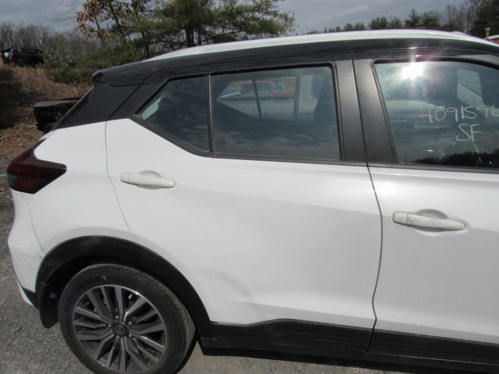 KICKS 2021 Glove Box 1031098