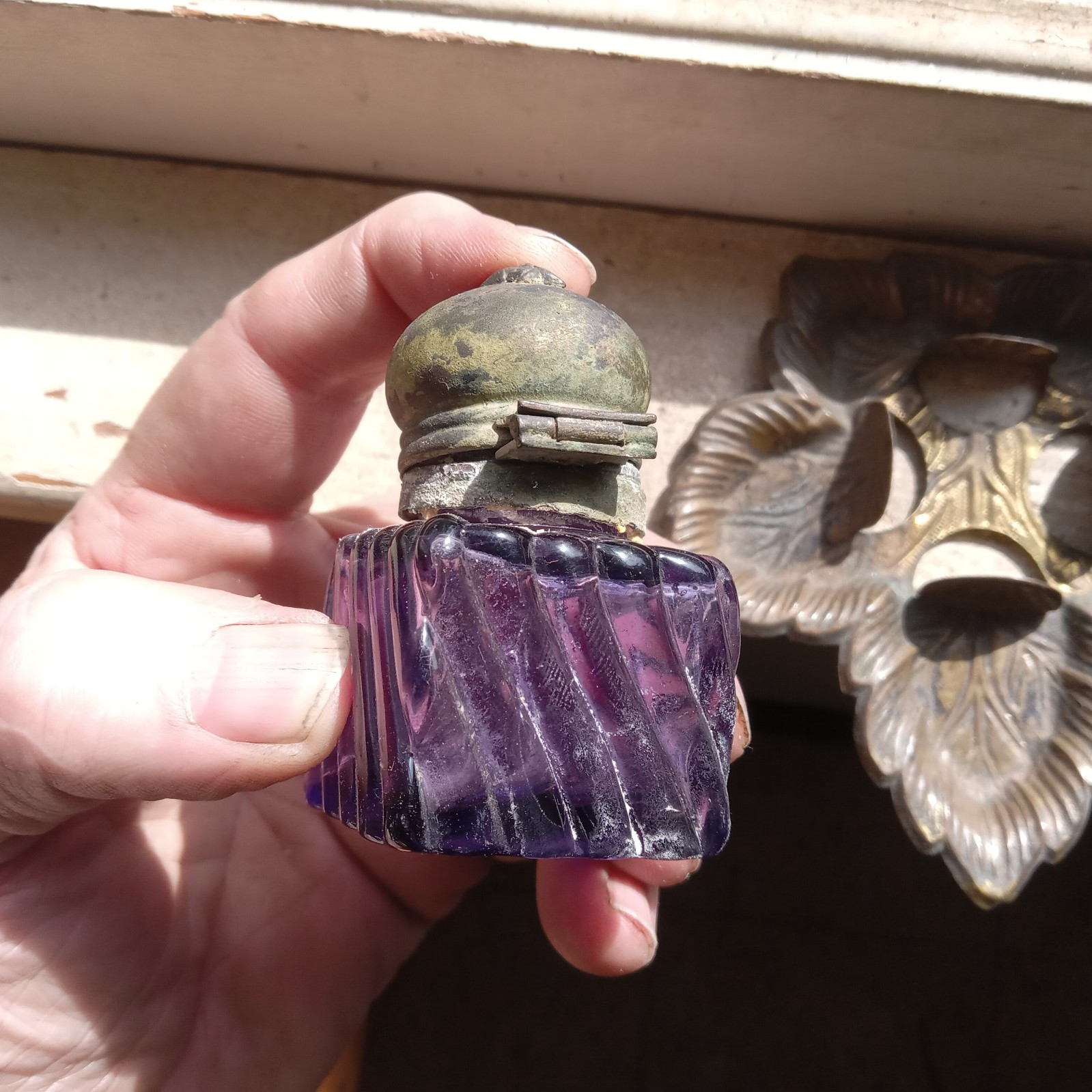 1890s AMETHYST GLASS SWIRLED CUBE INKWELL WITH OWL ON LID BRASS LEAF BASE