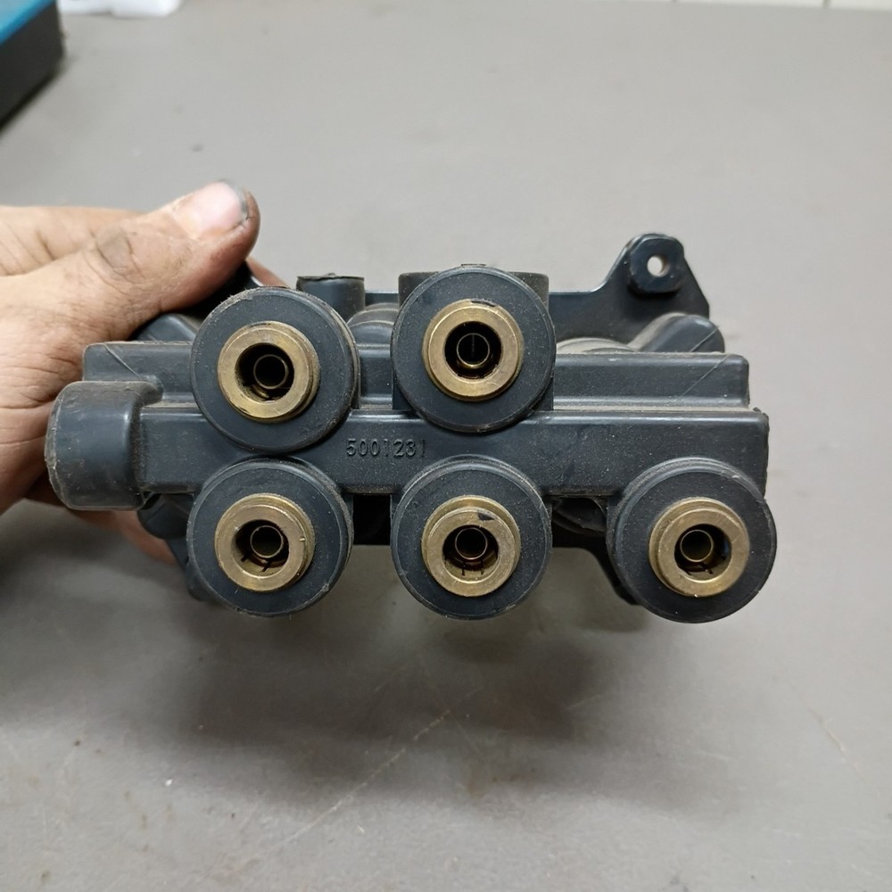 BENDIX AIR CONTROL VALVE 16932 Untested