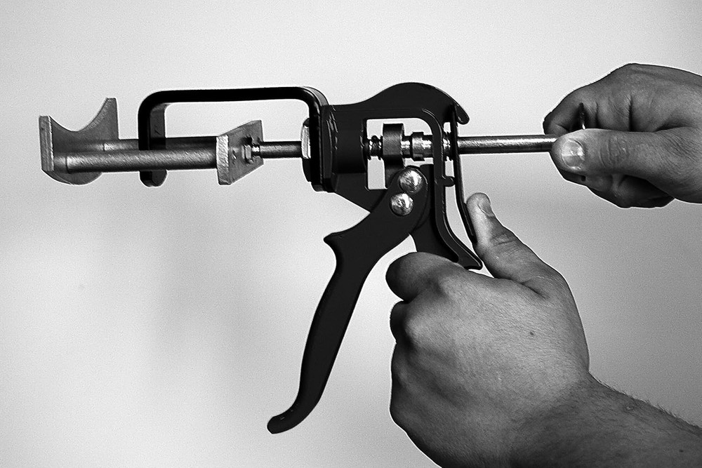 Efficient Dual Piston Brake Caliper Compressor Tool for Vehicle Maintenance