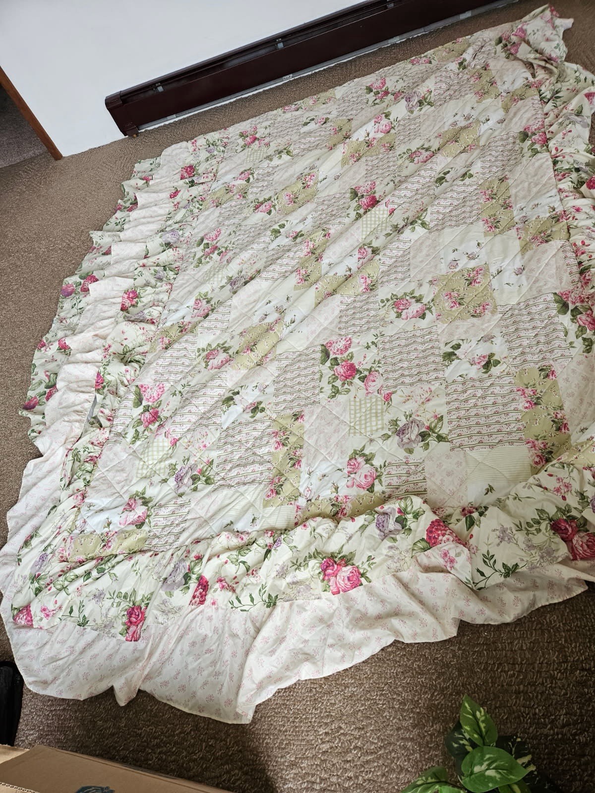 Full size Flowered Ruffle Comforter
