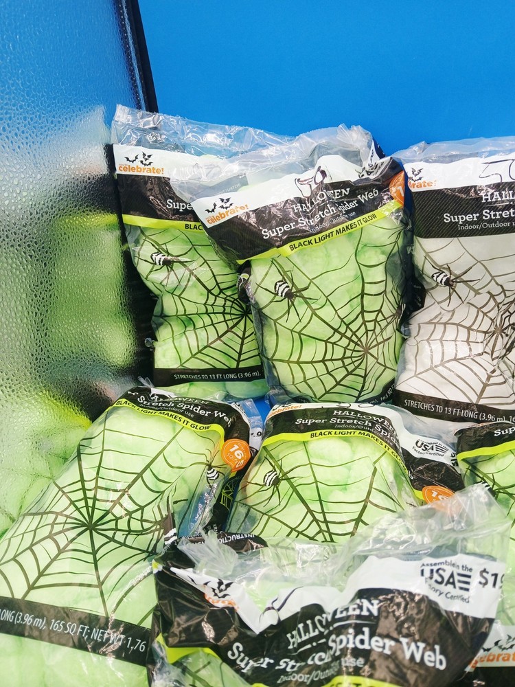 10 SUPER GLOW SPIDER WEB GLOWS & 1 WHITE SPIDER WEB