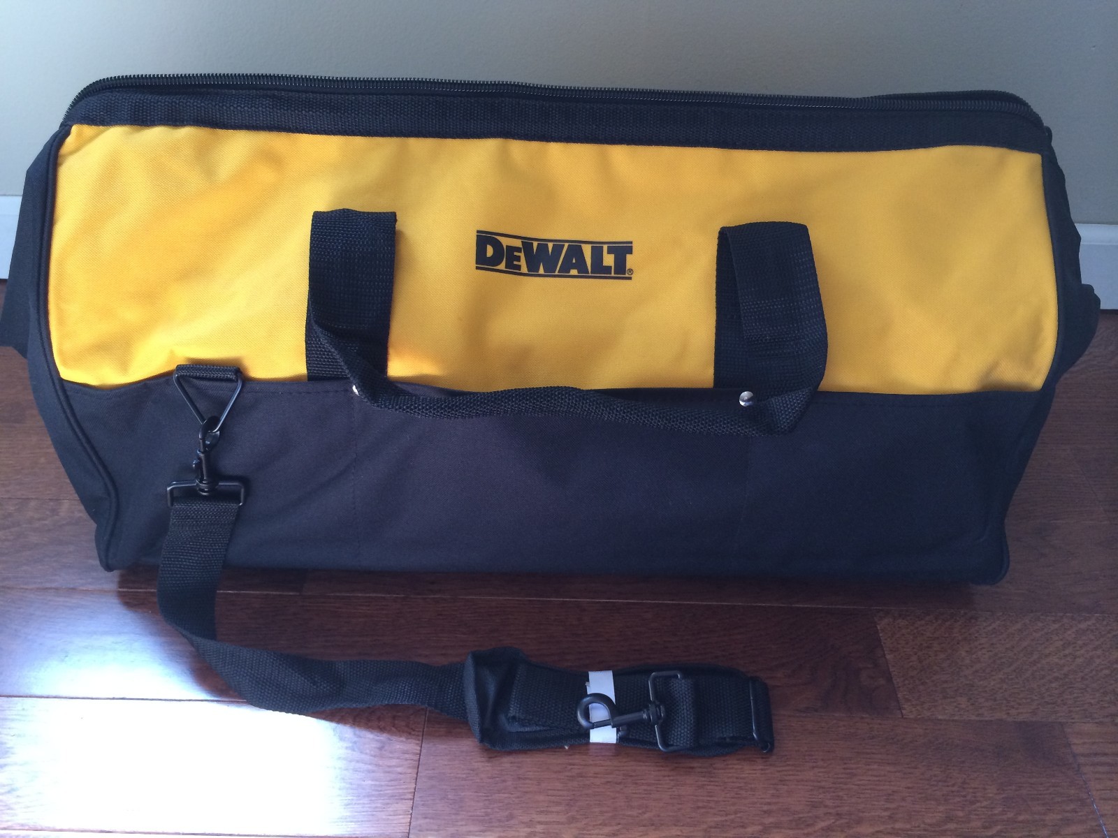 Brand New DeWALT Large Tool Bag Contractor Bag 24"x 12"x 12" Made For 6 Tool Kit