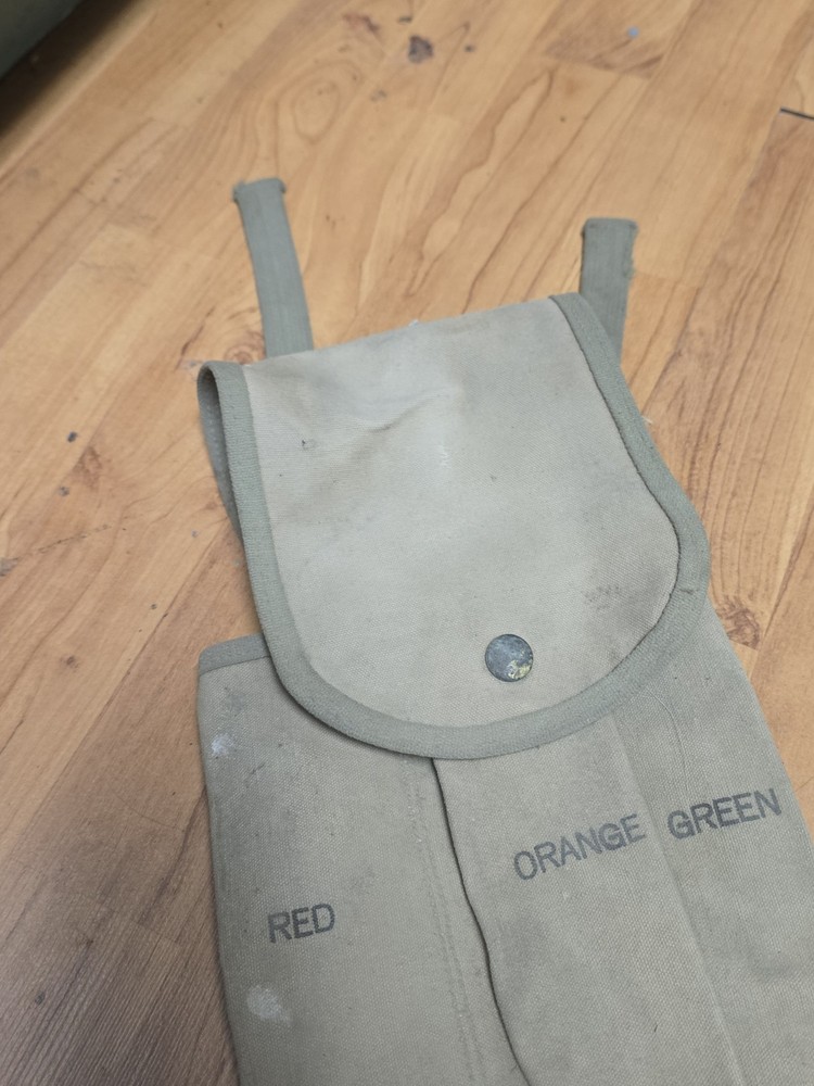 ORIGINAL WWII US ARMY SIGNAL CORP CS-90 RED, ORANGE GREEN FLAG CARRY CASE