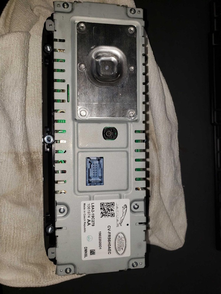 18 19 20 21 VELAR Display Screen center dash mounted