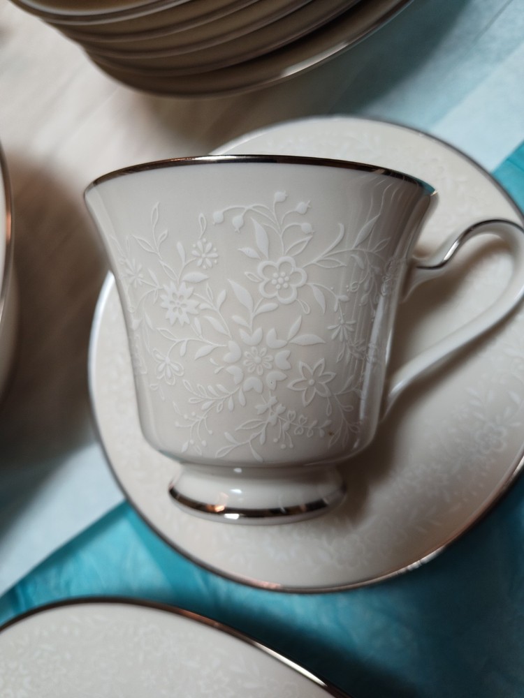 Noritake Porcelain China, Affection Pattern