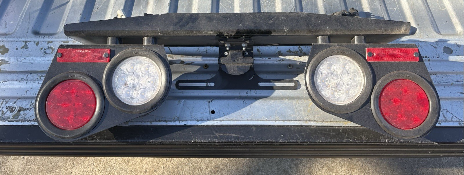 International PROSTAR Tail Panel Rear Tail Light Assembly Optronics Peterbilt