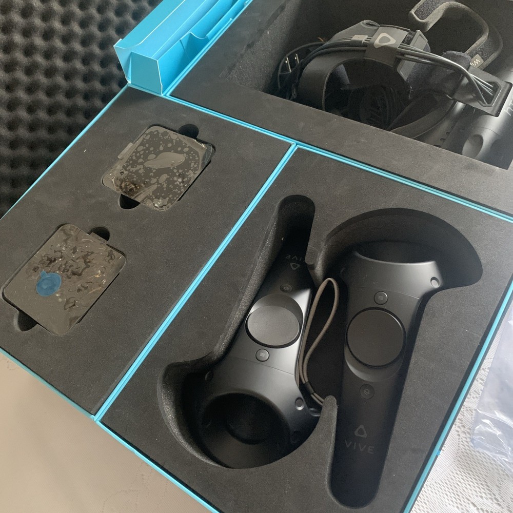 HTC Vive VR Headset Complete Set Full Kit System Steam VR PC Virtual Reality