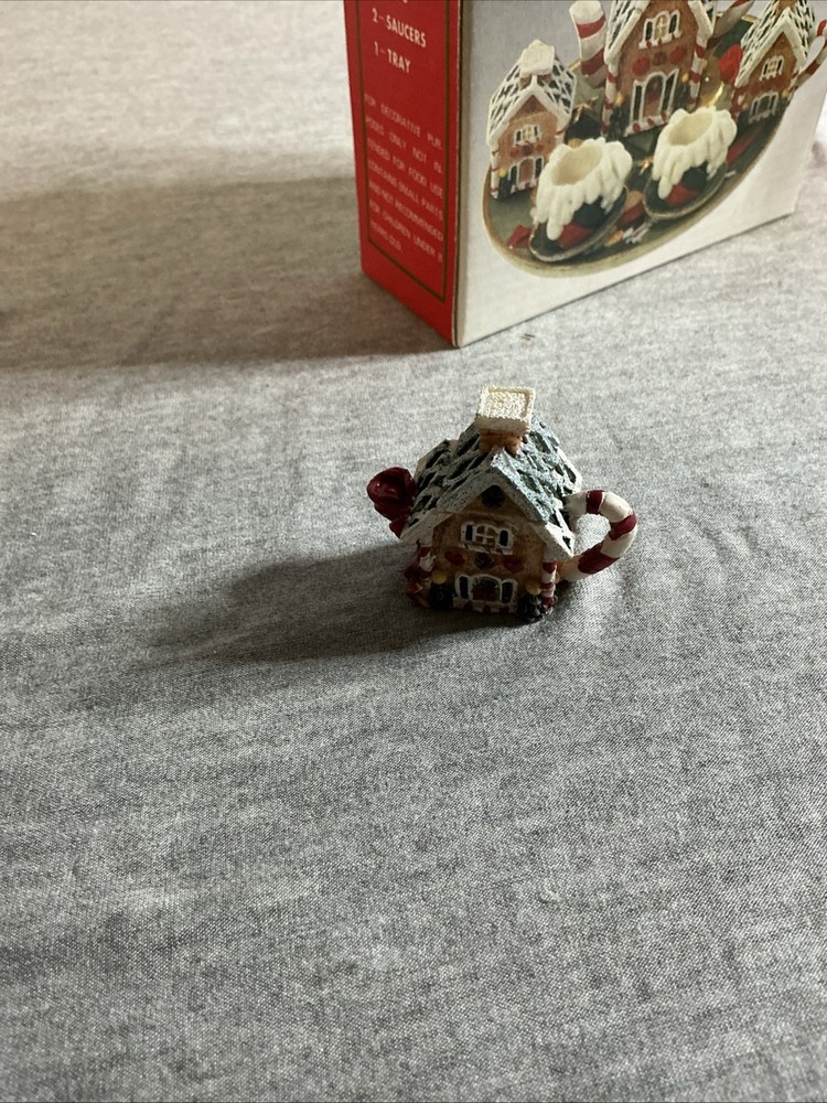 Poly Holiday House Tea set