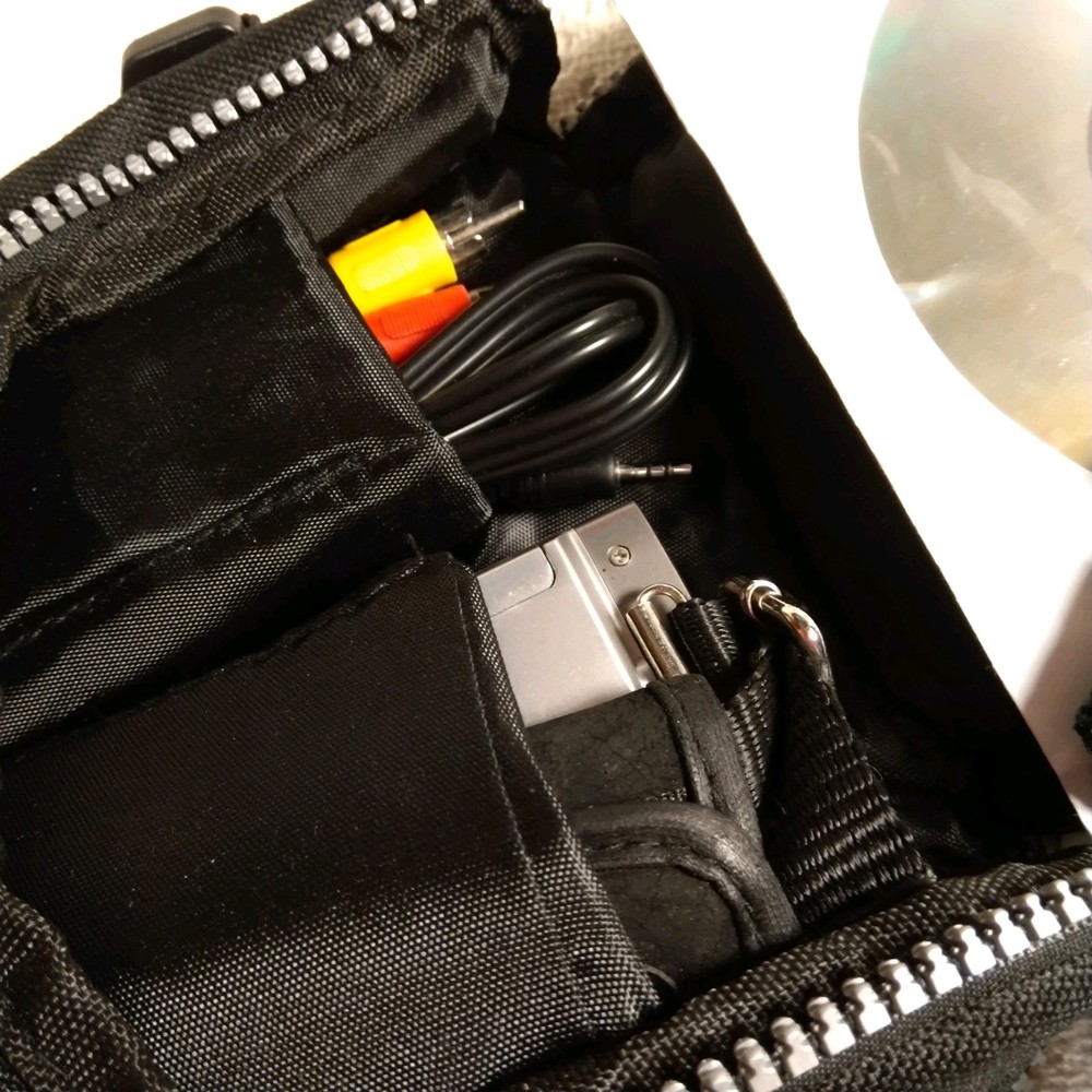 DIGITAL VIDEO 6.6 MEGA PIXEL CAMERA & CASE WIRES BOOKLET CD UNTESTED CLEAN