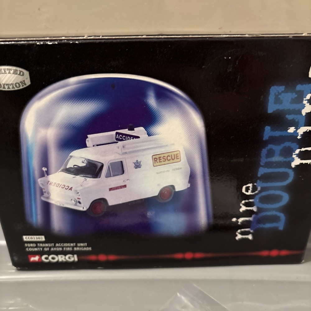 Corgi CC02302 FORD TRANSIT .AVON FIRE BRIGADE.