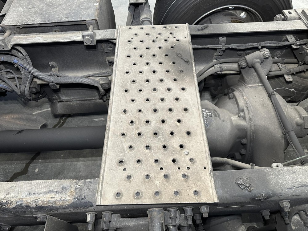 Freightliner CASCADIA 14 x 33 Deckplate - Used