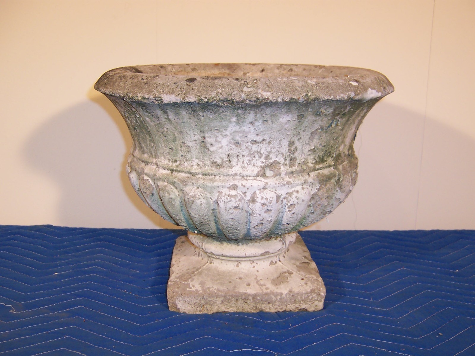 Nice Antique Weathered Concrete Garden Flowerpot Planter Urn Old White Paint