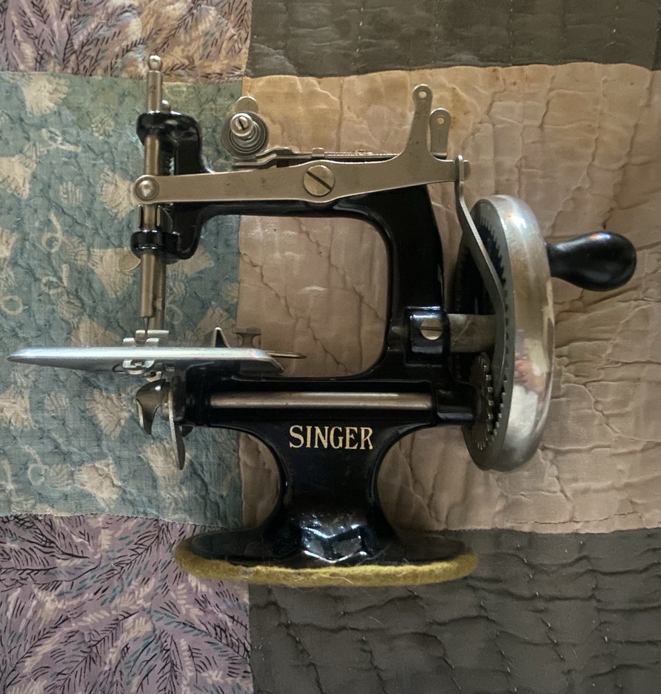 Vintage Singer Model. 20 Sewhandy - Fully functional