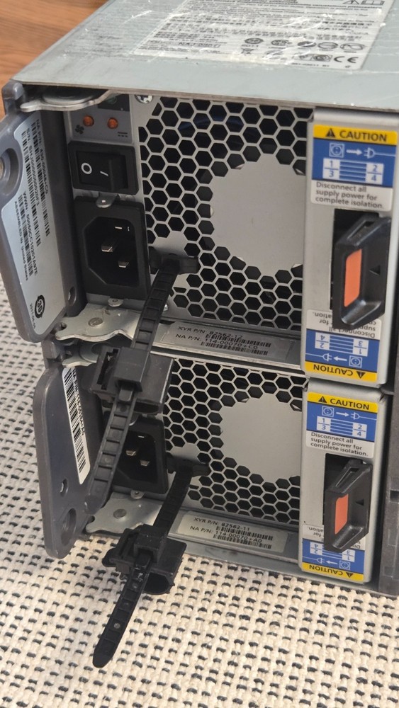 NETAPP DS4243 Disk Array Shelf with 24x SAS Trays
