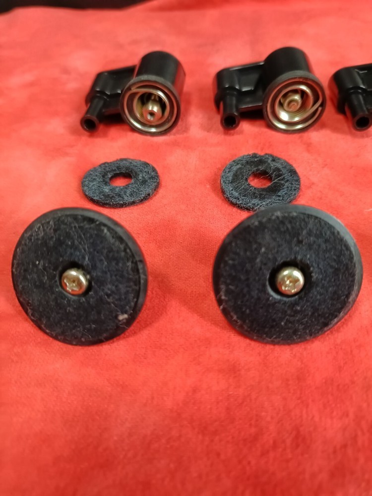 Insulators included with the Technics SL-1700 turntable