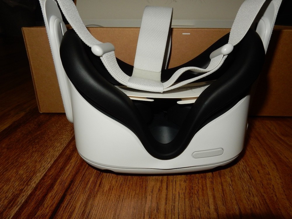 Meta Quest 2 Virtual Reality Headset 128GB Complete in Box w/ Controllers