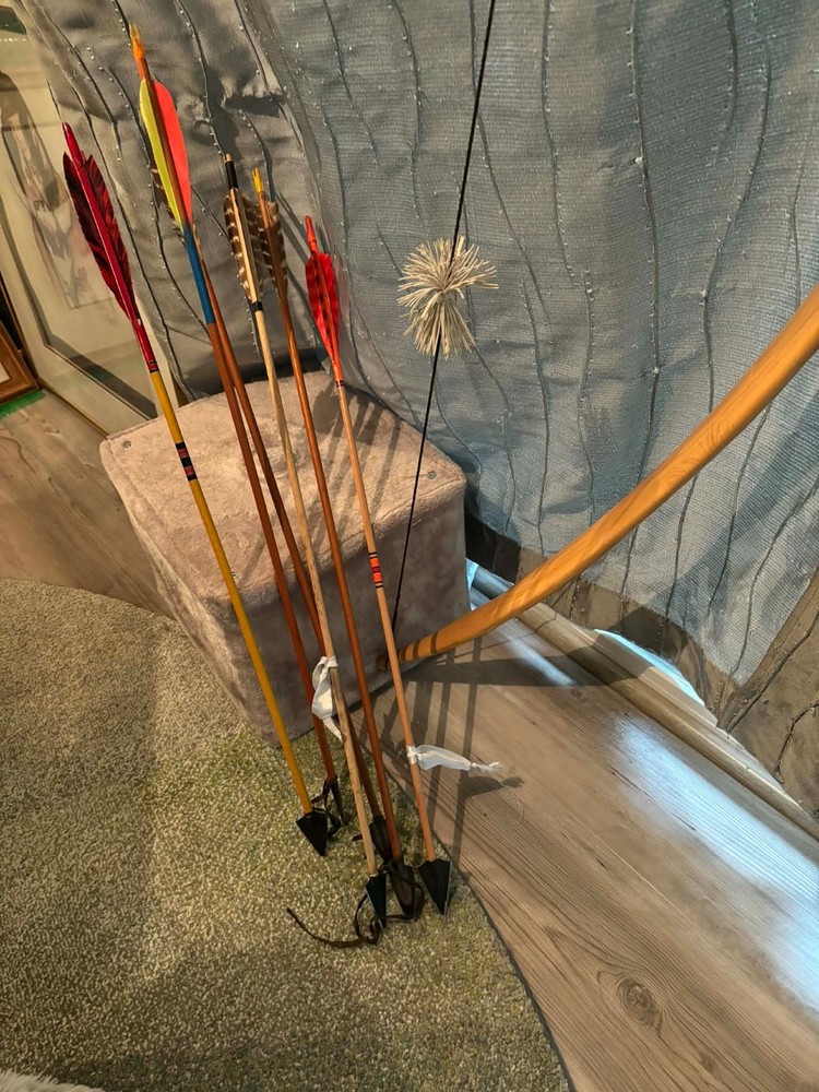 🎯 Vintage Hickory Longbow + 6 Arrows