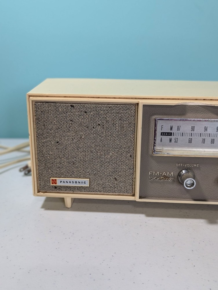 Panasonic Solid State Transistor AM/FM Radio Model RE-6137 Vintage