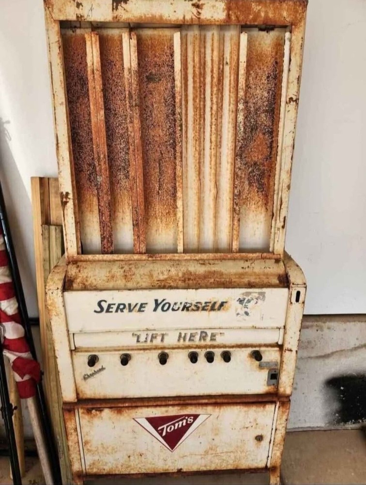 Tom's Toasted Peanuts Vending Machine