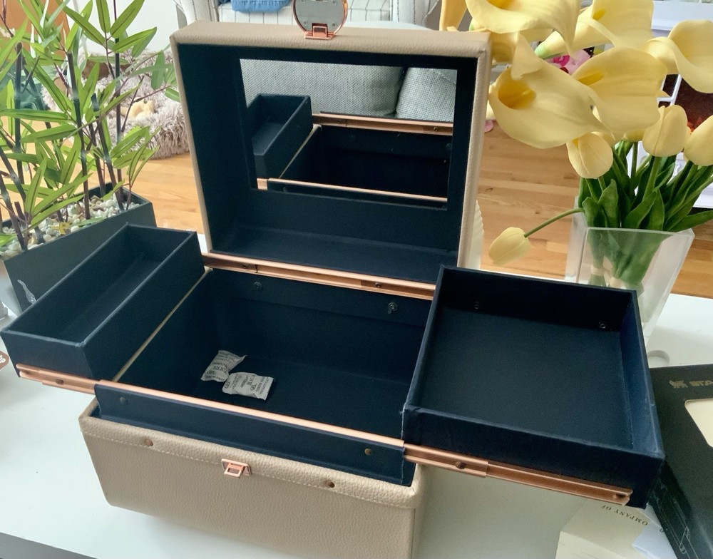 NWT CABOODLES LIFESTYLE TRAIN CASE