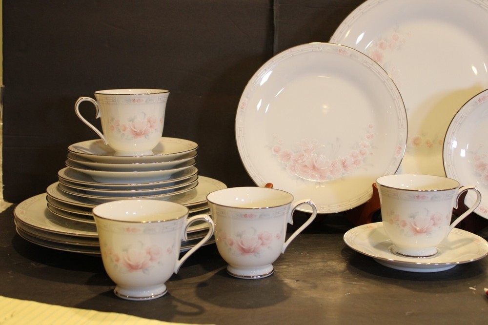 NORITAKE CARTHAGE 4 -5 PIECE SETTING 20 PIECES LOT A