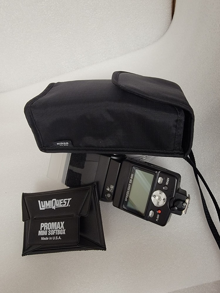 Nikon Speedlight SB 500 with Case and Soft Focus Attachment. Original case.