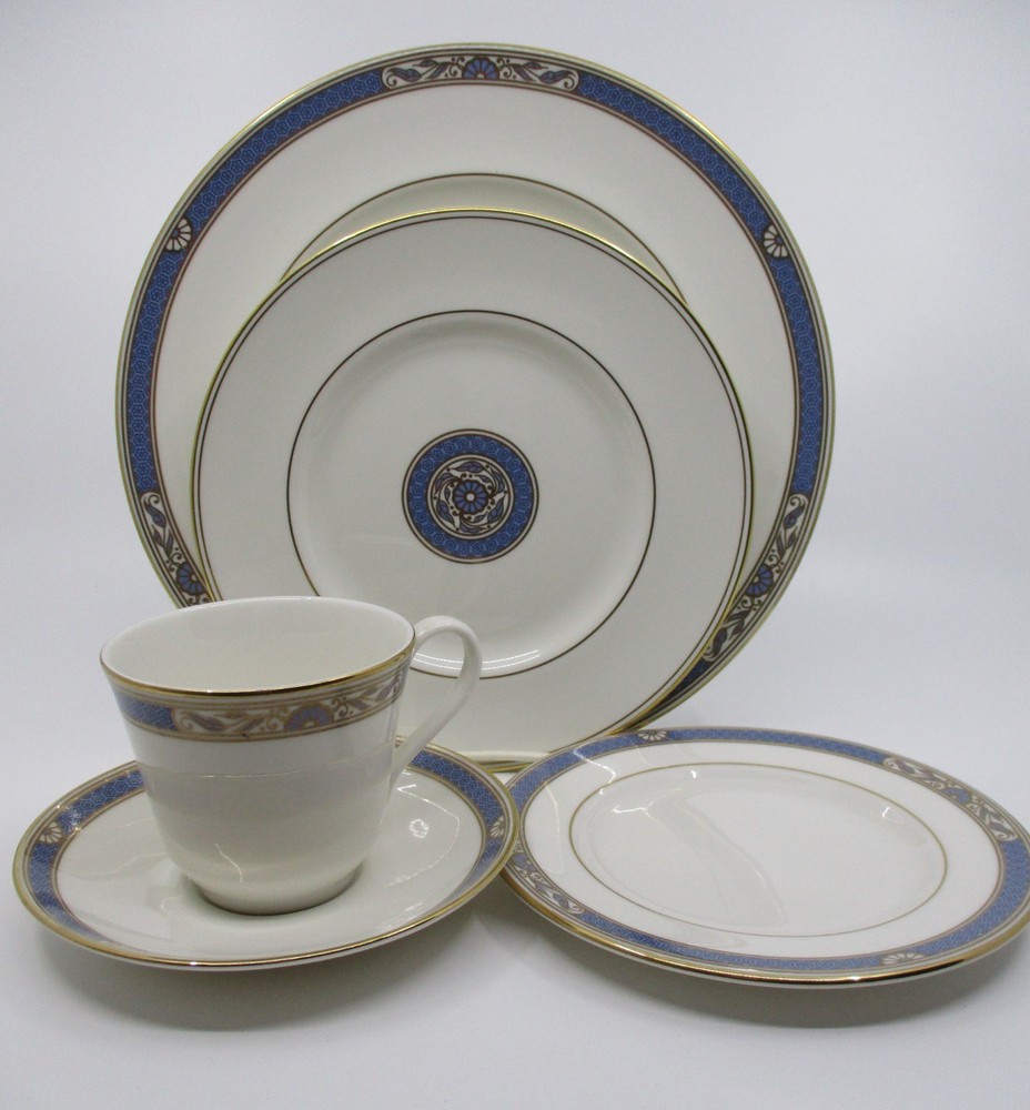 ROYAL DOULTON BISCAYNE - (PLACE SETTING) - 1104D
