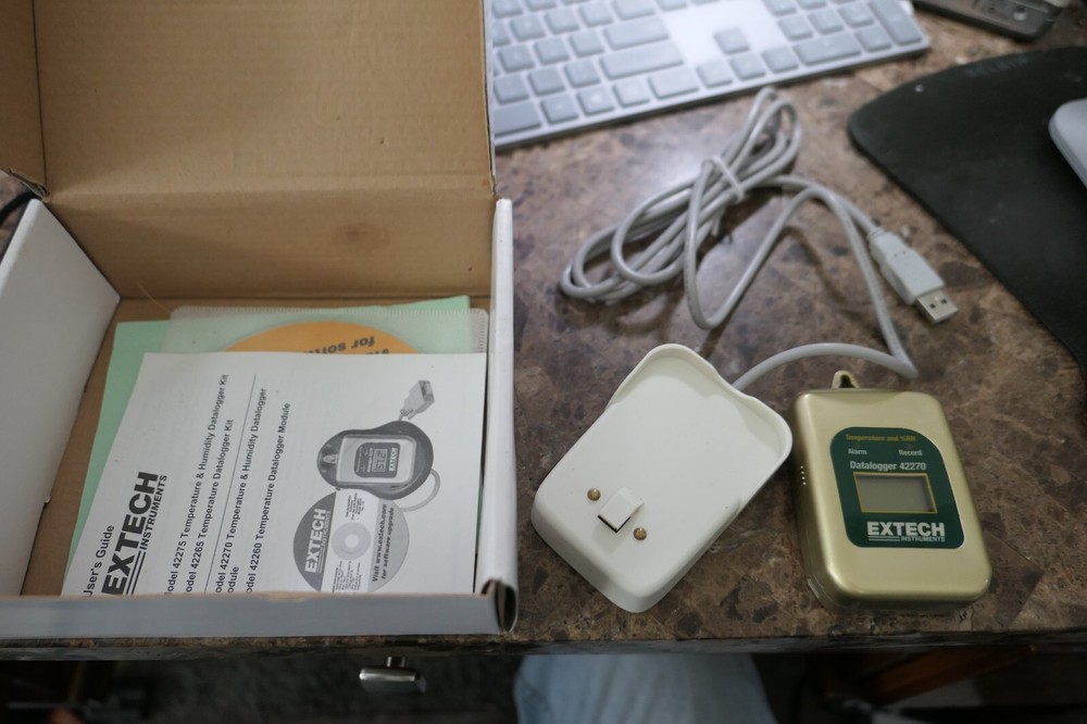 EXTECH Temperature/Humidity Data Logger 42270 COMPLETE WITH CHARGER