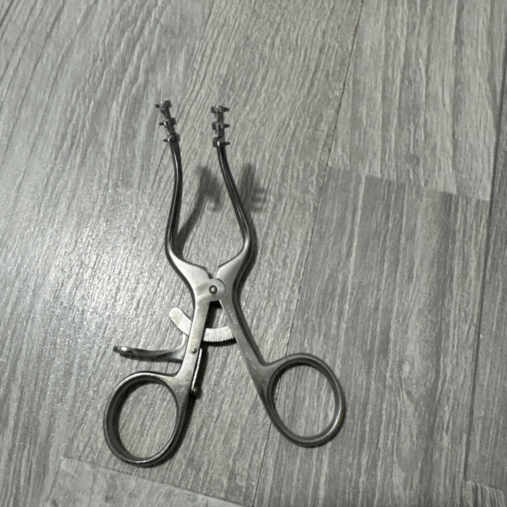 V Mueller AU14190 Wullstein Retractor, Sharp Prongs