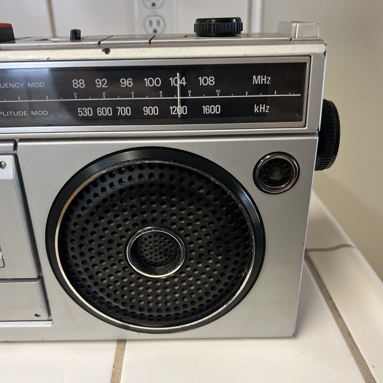 RARE Vintage Sanyo Model M2555 2 Band Radio Cassette Recorder