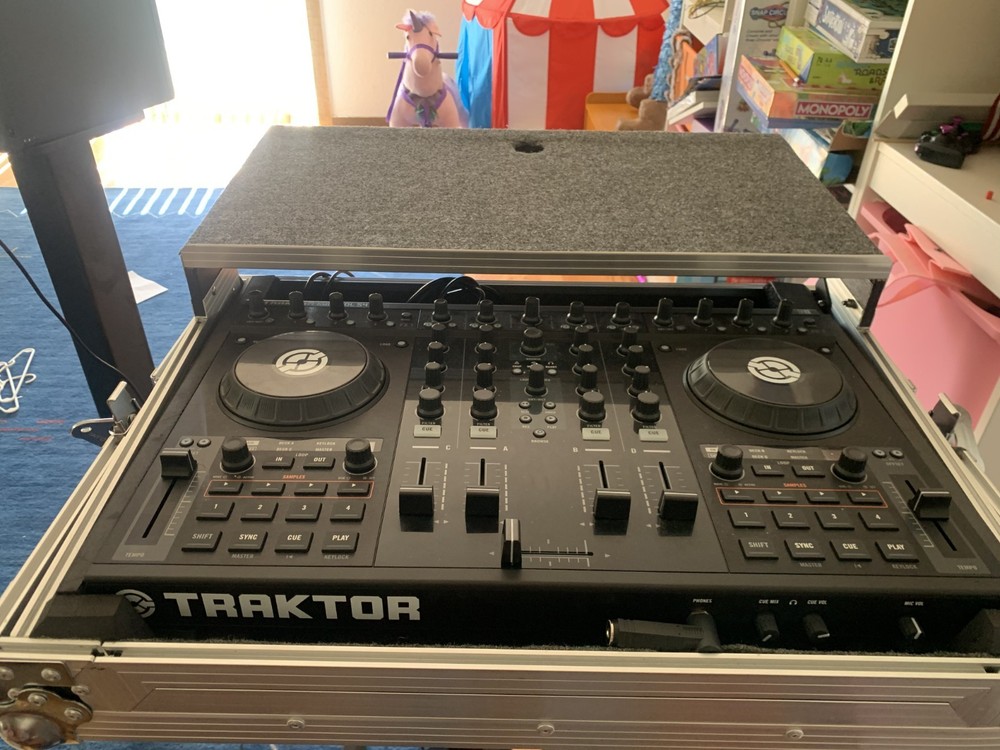 Native Instruments Traktor Kontrol S4 Mk1 DJ Controller With Odyssey Glide Case