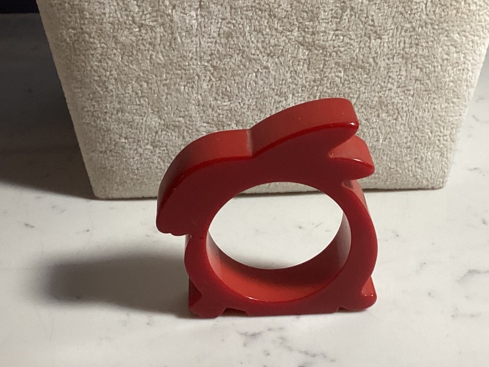 VINTAGE AUTHENTIC RUBY RED BAKELITE RABBIT NAPKIN RING MUST SEE NO RESERVE WOW