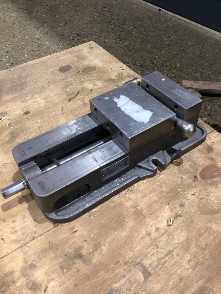 KURT D675 6" MACHINE VISE WITH HANDLE USED