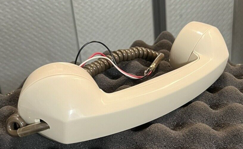 (1) AIPHONE MODEL NCH-1 NOISE CANCELLING HANDSET. NOS/NIB.