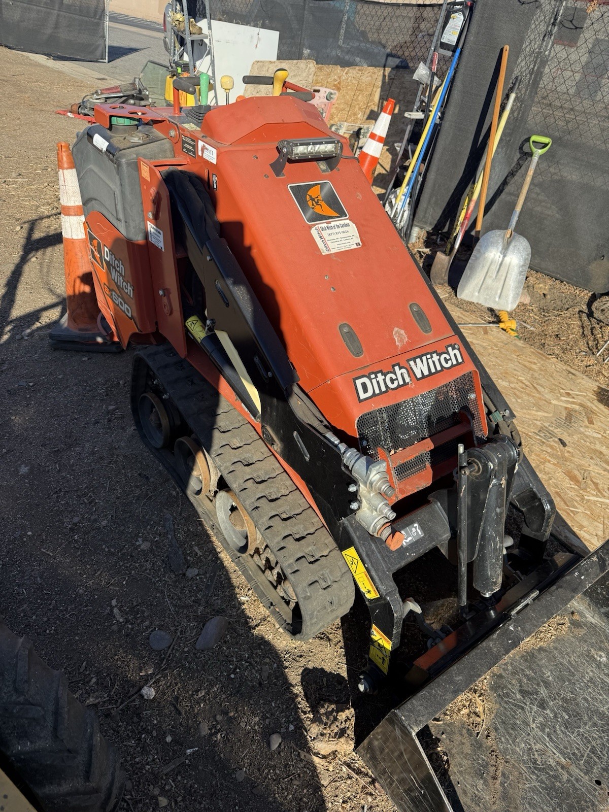 EXTREMELY LOW HOURS 2018Ditch Witch SK600 Compact Tracked Radial Lift Skid STEER