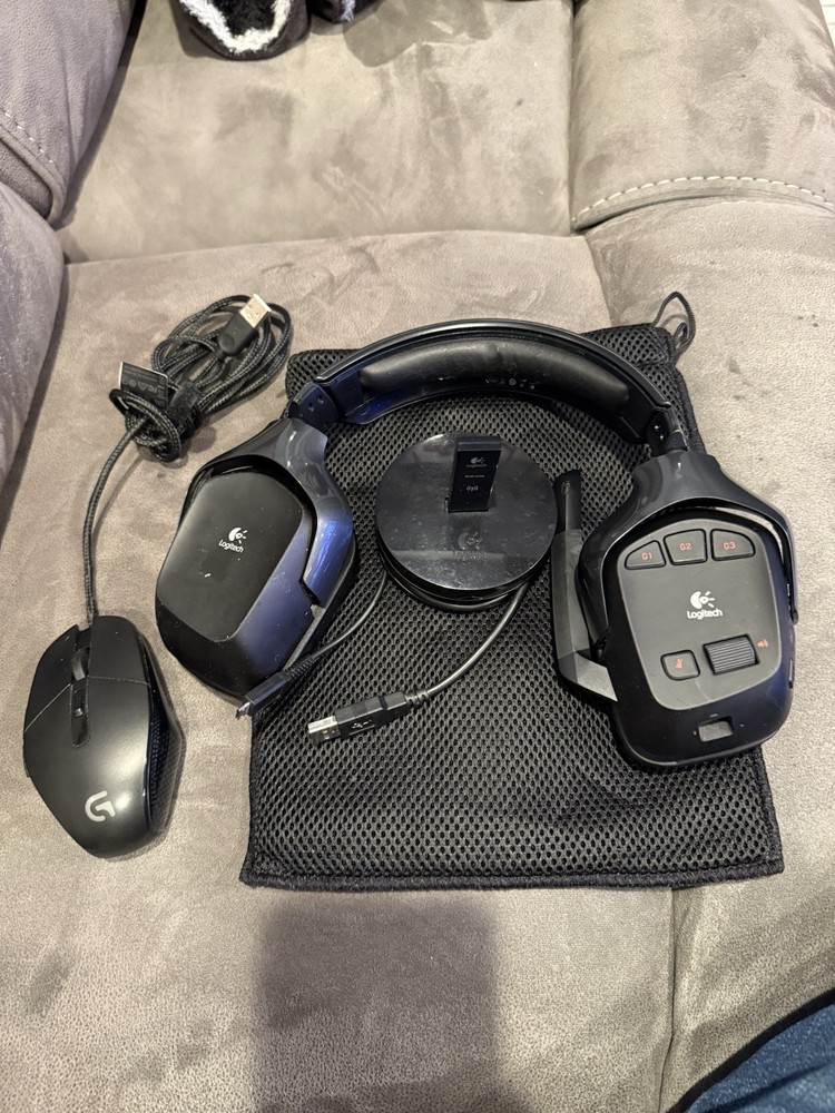 Logitech G930 wireless headset with dongle Logitech-G303 Wired Game Mouse Bundle