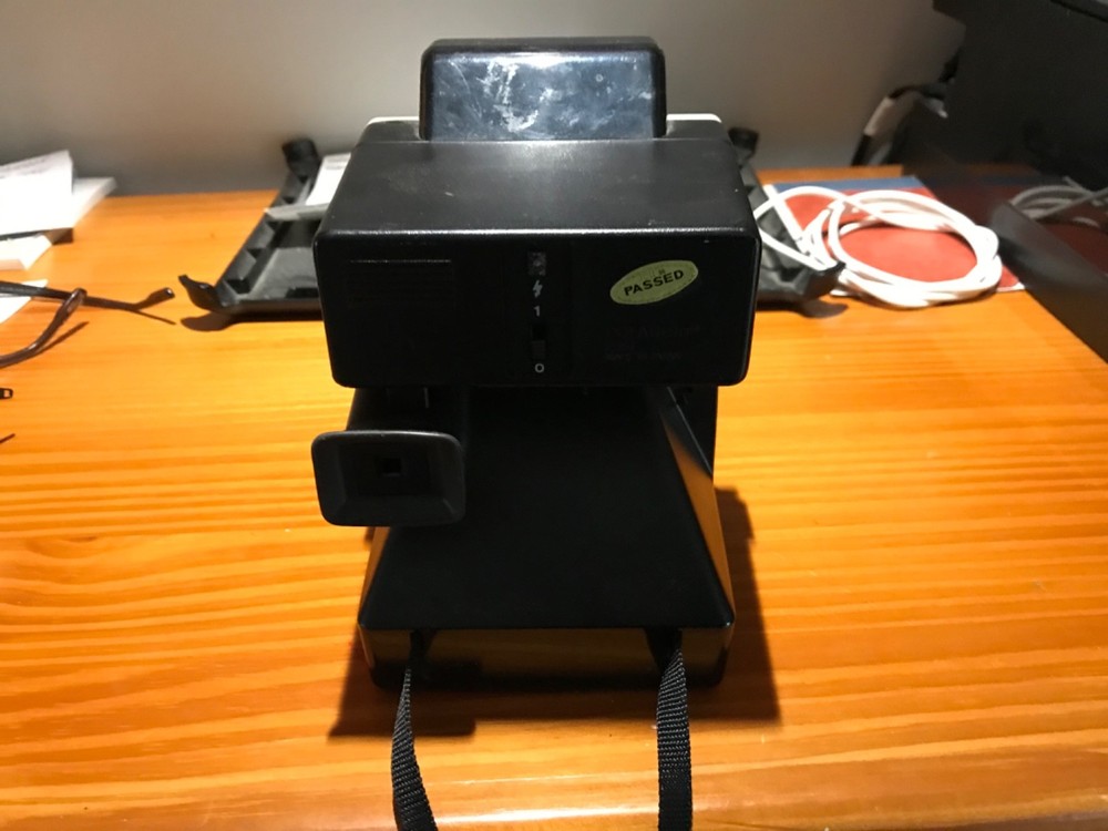 polaroid one step instant camera with Q-light flash