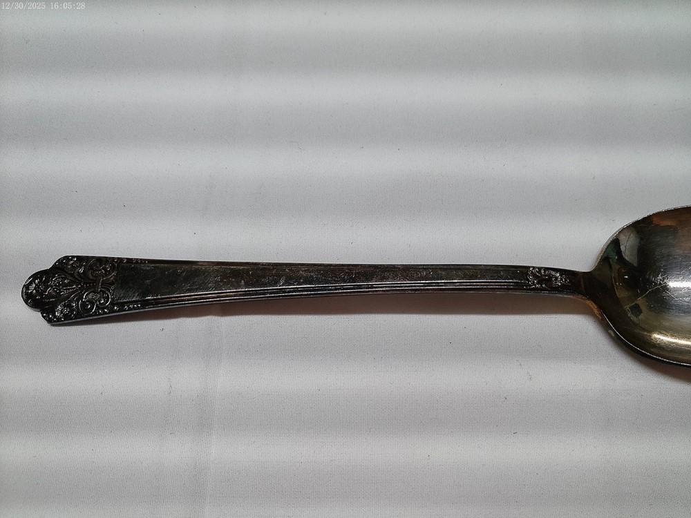 2 Rogers Deluxe Silverplate Precious Pattern Serving Spoons 8-1/2" Long