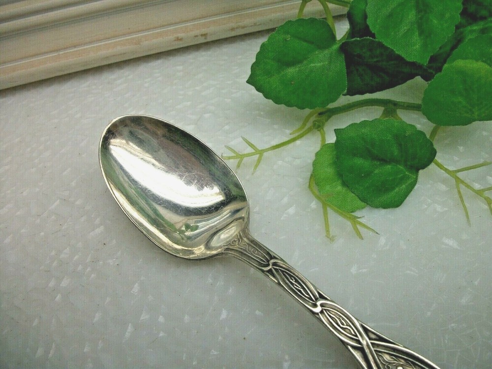 Oneida Rockford Silver VINEYARD non variation Silverplate 5 'O Clock Teaspoon