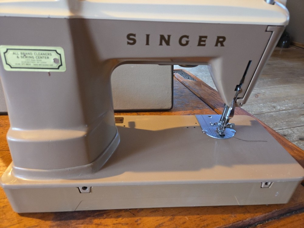 Vintage Singer Sewing Machine w/Case Foot Peddle