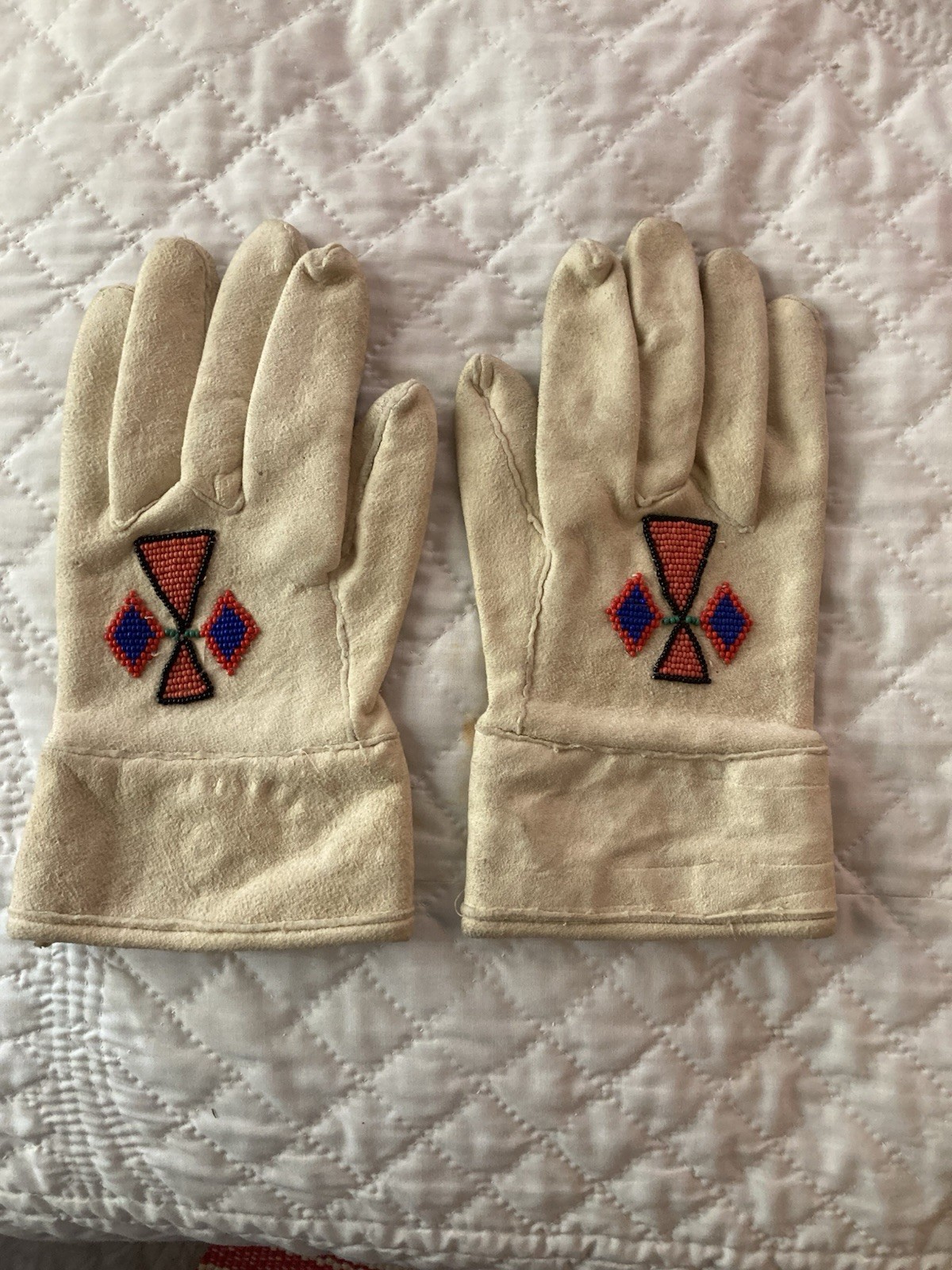 Native American Beaded Suede Gloves - Child’s Large/Women’s Small medium
