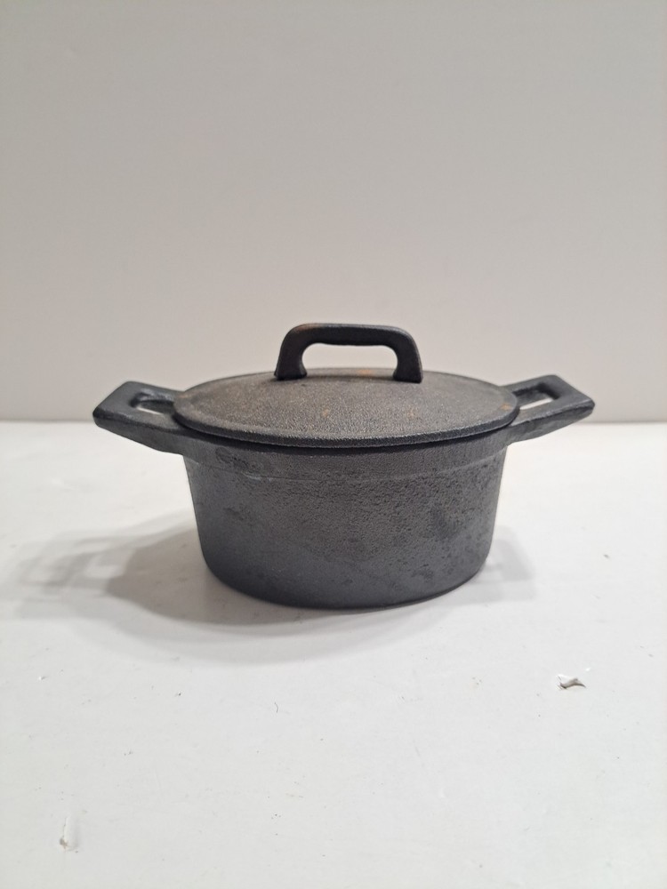 Small Be. Basic Cast Iron Dutch Oven With Lid