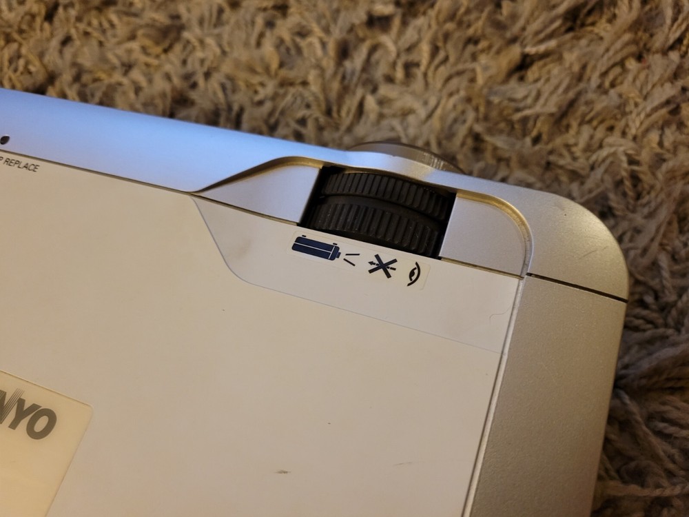 Sanyo PLC-XU73 Pro xtraX Multiverse Projector