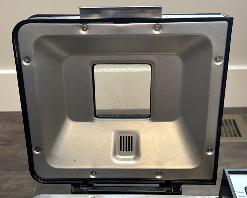 Cuisinart Breadmaker CBK-200 Automatic 1-2lb Loaves Programable Display Model