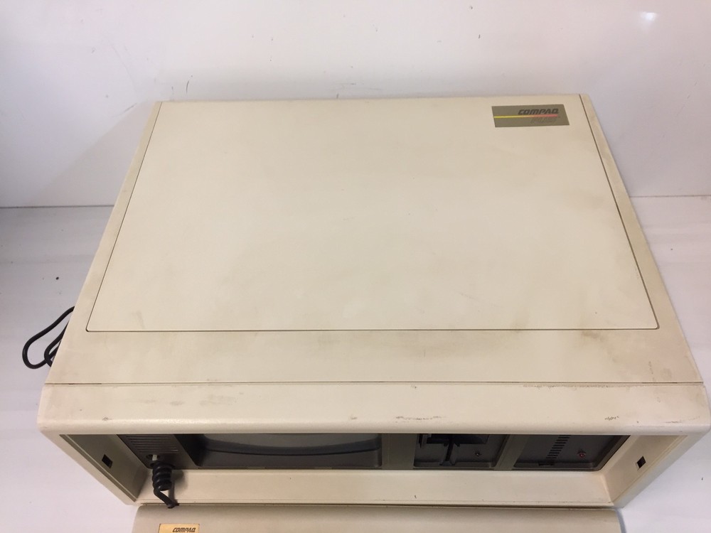 Vintage Compaq Plus Portable Computer Model 101709 - Powers On Untested w/ Bag