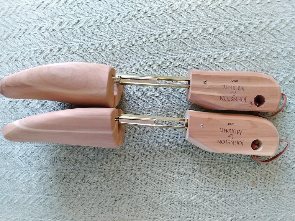 The Johnson & Murphy Shoe Tree Stretcher Cedar Split Toe Shoe Tree, LG Nice!